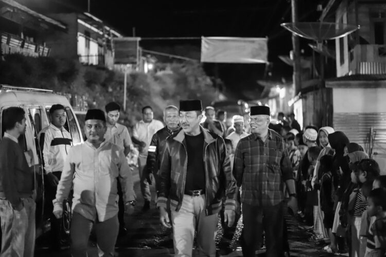 Bupati Madina Menonton Film G30S/PKI Di Kampung Jenderal AH Nasution