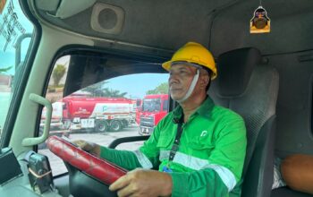 Gunarto, AMT dari Fuel Terminal (FT) Medan, yang telah mendedikasikan dirinya selama 22 tahun untuk mengantar BBM ke berbagai penjuru Sumatera Utara. Sejak tahun 2003, Gunarto sudah terbiasa menyusuri jalan dari Medan hingga ke Batu Bara, bahkan menempuh perjalanan hingga lima jam sekali jalan demi memastikan pasokan BBM tetap aman.