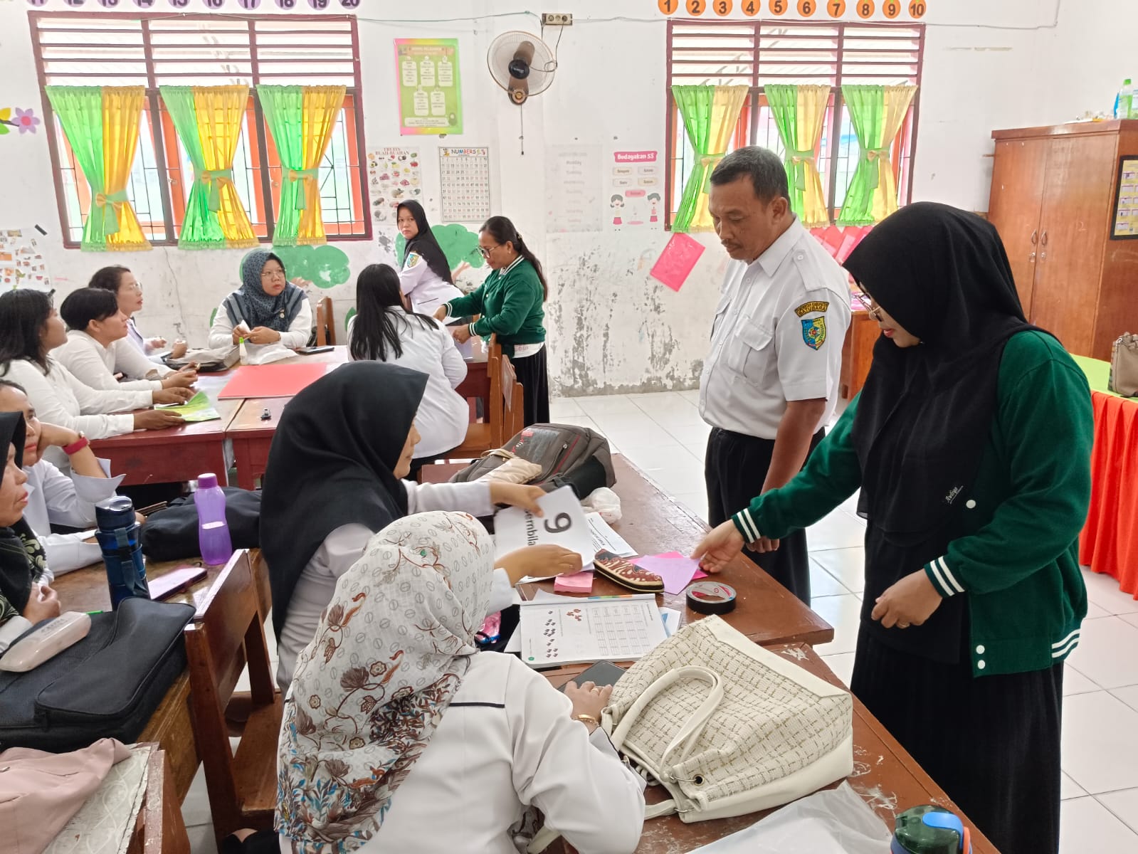 Peningkatan Kompetensi Guru SD Dalam Pemanfaatan Media Ajar Guna Mendorong Numerasi Siswa