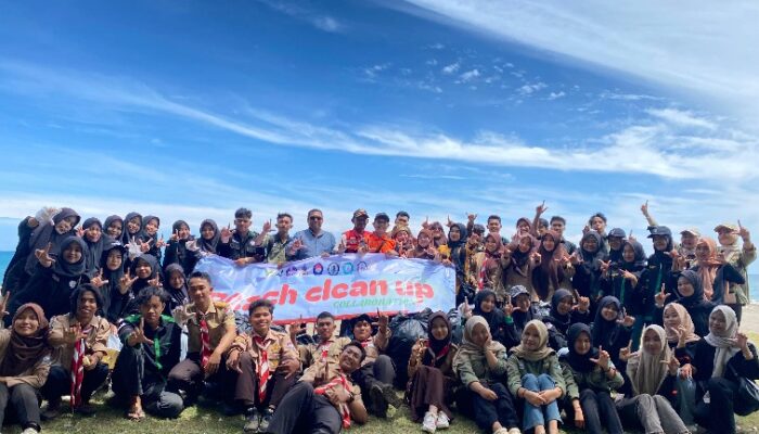 Pramuka UIN Sultanah Nahrasiyah Dan Mahasiswa Bersihkan  Pantai Ujung Batee