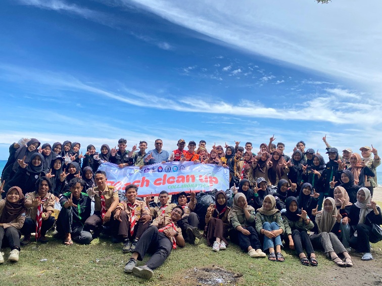 Pramuka UIN Sultanah Nahrasiyah Dan Mahasiswa Bersihkan  Pantai Ujung Batee