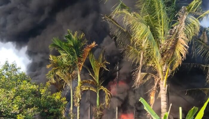 Api Ludeskan Gudang Botot Di Limapuluh