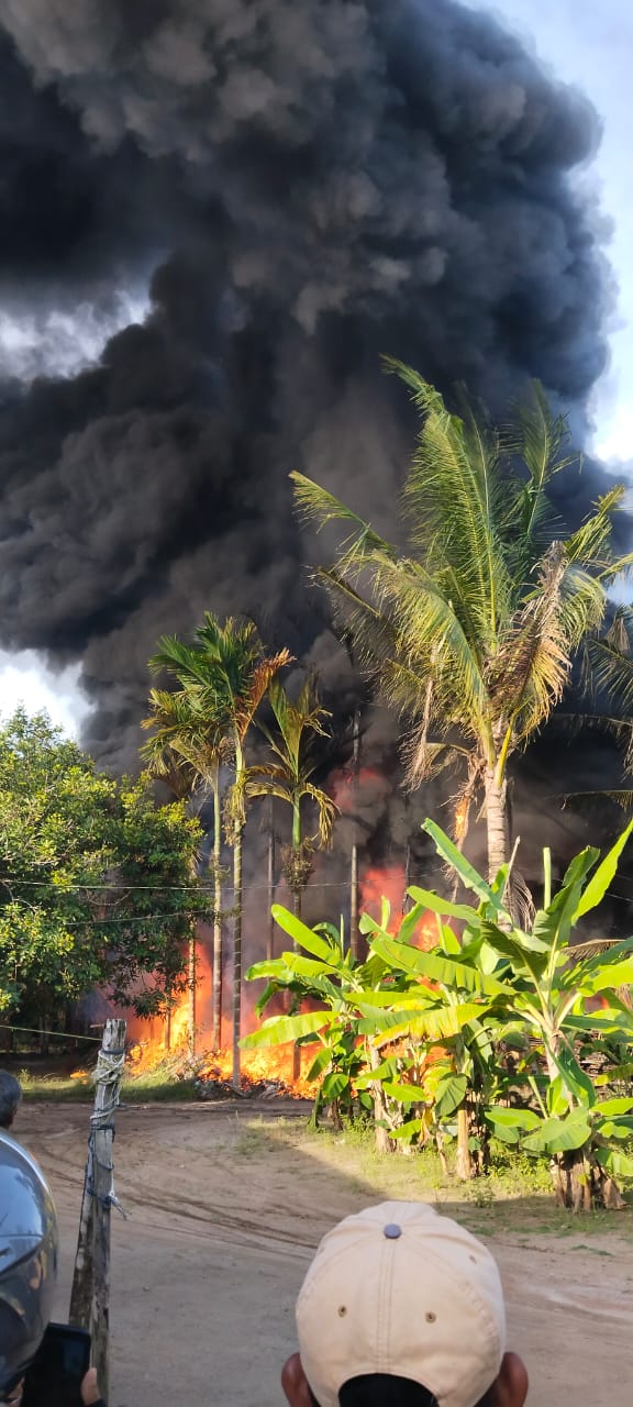 Api Ludeskan Gudang Botot Di Limapuluh