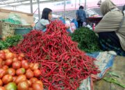 Harga cabai merah kembali melonjak di Sumatera Utara. Hasil pantauan lapangan pada Sabtu (13/9) menunjukkan harga cabai merah di wilayah dataran rendah bagian timur Sumut naik tajam ke level Rp80 ribu per kilogram. Padahal, sehari sebelumnya, harga cabai masih dijual Rp60 ribu per kilogram.