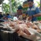 Berdasarkan data panel harga Pusat Informasi Harga Pangan Strategis (PIHPS), rata-rata harga daging ayam naik dari Rp37.200 per kilogram menjadi Rp38.000 per kilogram pada perdagangan, Senin (15/9).