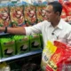 Direktur Utama Perum Bulog Ahmad Rizal saat meninjau ketersediaan beras program Stabilisasi Pasokan dan Harga Pangan (SPHP), di Grand Lucky, Jakarta, Minggu (14/9/2025). (Antara)