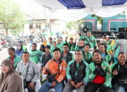 Para pengemudi ojek online sedang menunggu giliran untuk mengikuti kegiatan pemeriksaan mata gratis yang digelar Bank Mestika berkolaborasi dengan Museum Perkebunan Indonesia dan Optik Krakatau Mas.