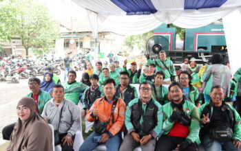 Para pengemudi ojek online sedang menunggu giliran untuk mengikuti kegiatan pemeriksaan mata gratis yang digelar Bank Mestika berkolaborasi dengan Museum Perkebunan Indonesia dan Optik Krakatau Mas.
