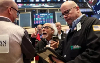 Para trader bekerja di lantai Bursa Efek New York (NYSE), New York City, Amerika Serikat, 12 September 2025. (Brendan McDermid | Reuters)
