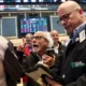 Para trader bekerja di lantai Bursa Efek New York (NYSE), New York City, Amerika Serikat, 12 September 2025. (Brendan McDermid | Reuters)