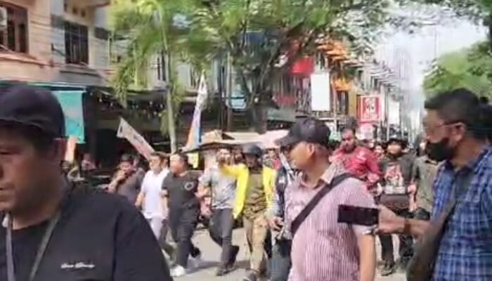 Gelombang Massa Bergerak Ke DPRD Dan Polresta Binjai Hingga Jalan Macet Total