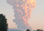 Semburan Abu Vulkanik Gunung Lewotobi Laki-laki Capai 1 Km
