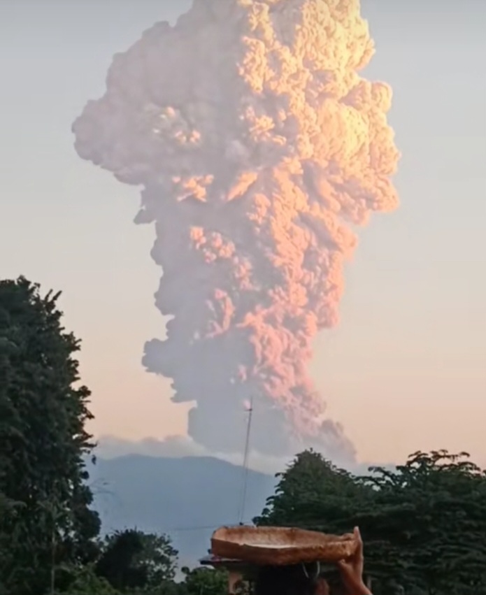 Semburan Abu Vulkanik Gunung Lewotobi Laki-laki Capai 1 Km