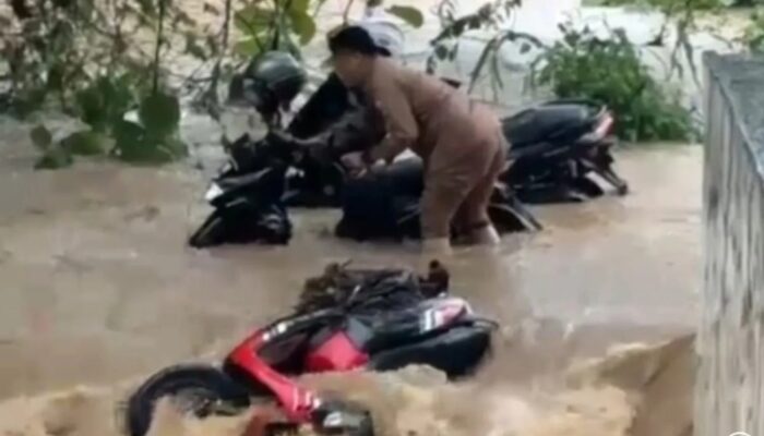Banjir Bandang Terjang Pesisir Barat Lampung