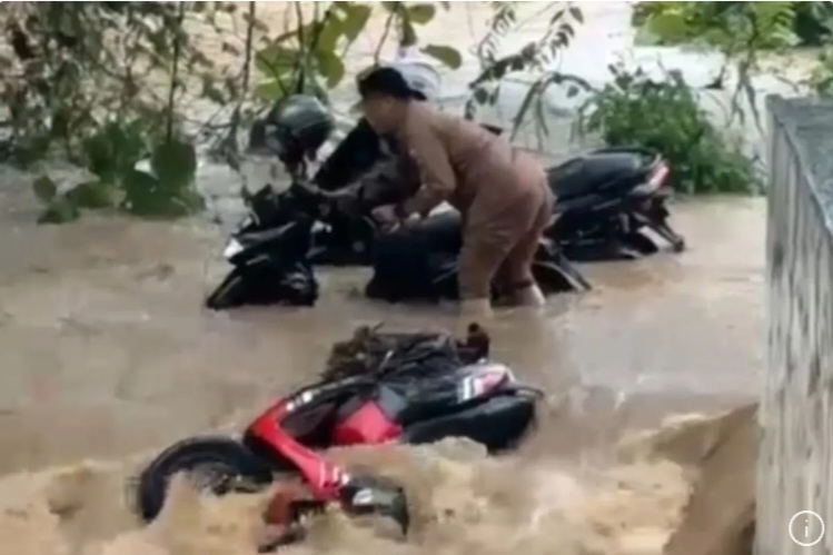 Banjir Bandang Terjang Pesisir Barat Lampung