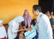 Rico Waas Serahkan Santunan Kepada Keluarga Almarhum Pegawai Non ASN Yang Meninggal Akibat Kecelakaan Kerja