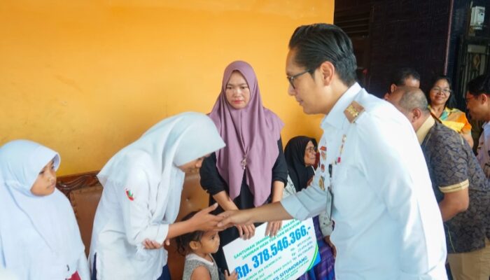 Rico Waas Serahkan Santunan Kepada Keluarga Almarhum Pegawai Non ASN Yang Meninggal Akibat Kecelakaan Kerja