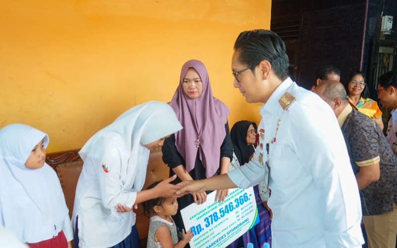 Rico Waas Serahkan Santunan Kepada Keluarga Almarhum Pegawai Non ASN Yang Meninggal Akibat Kecelakaan Kerja