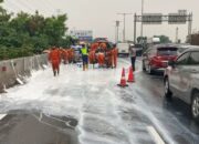 Truk Kecelakaan Di Tol Pluit, Muatan Cat Berserakan