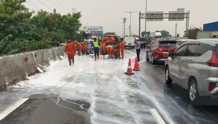 Truk Kecelakaan Di Tol Pluit, Muatan Cat Berserakan