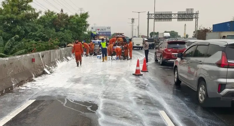 Truk Kecelakaan Di Tol Pluit, Muatan Cat Berserakan