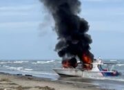 Kapal Patroli KKP Dibakar Massa Nelayan Di Pantai Muara Sumbar