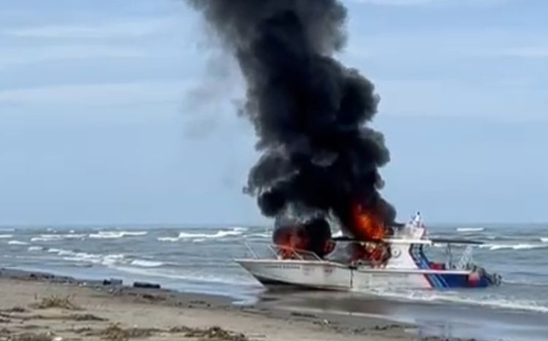 Kapal Patroli KKP Dibakar Massa Nelayan Di Pantai Muara Sumbar