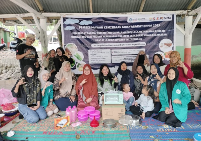 Tim PKM Unimed Edukasi IRT Olah Tanaman Rempah Jadi Produk Perawatan Tubuh