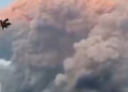 Gunung Lewotobi Laki-laki Meletus