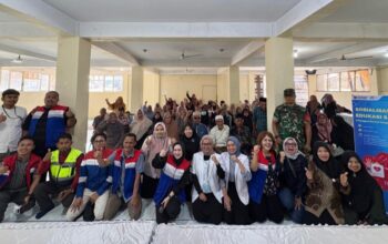Masyarakat bersama pihak PGN foto bersama usai sosialisasi dan edukasi safety Jargas di Desa Tambon Baroh, Kecamatan Dewantara, Jumat (19/9/2025).