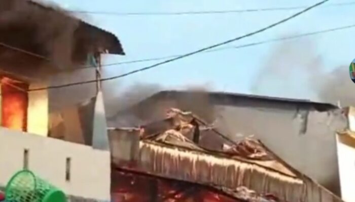 Bentrok Warga Diwarnai Pelemparan Molotov, Sejumlah Rumah Terbakar