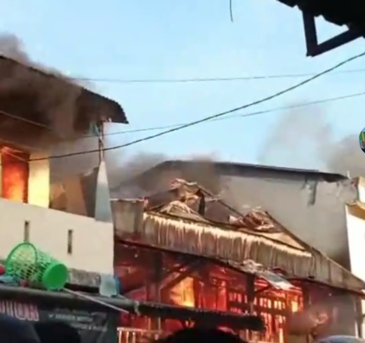 Bentrok Warga Diwarnai Pelemparan Molotov, Sejumlah Rumah Terbakar