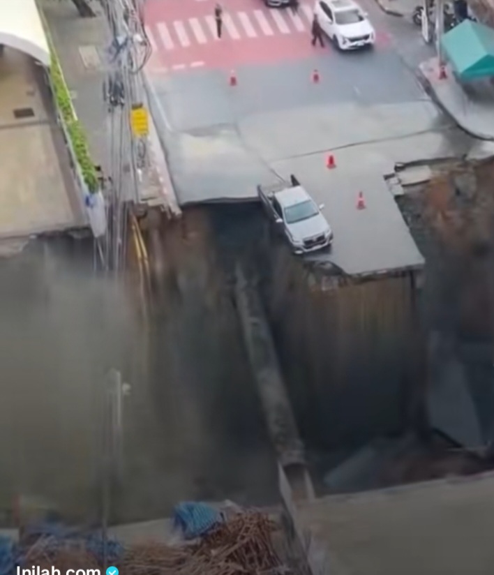 Jalan Di Depan Rumah Sakit Di Bangkok Amblas, Apa Penyebabnya?