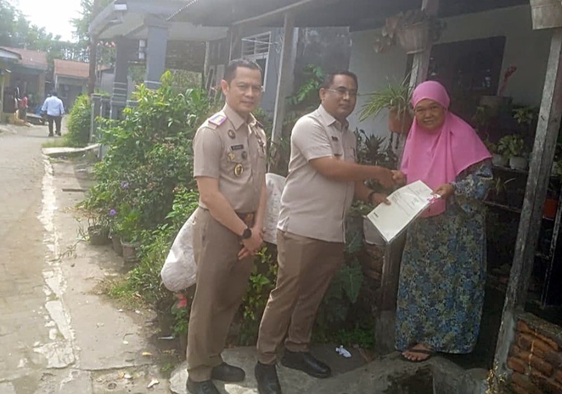 Datangi Rumah-rumah Warga, Kakanwil BPN Sumut Antar Sertifikat Tanah Gratis