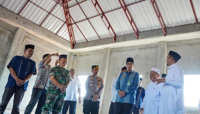 Safari Jumat Di Medan Deli, Rico Waas Serahkan Bantuan Untuk Masjid Nurul Hidayah