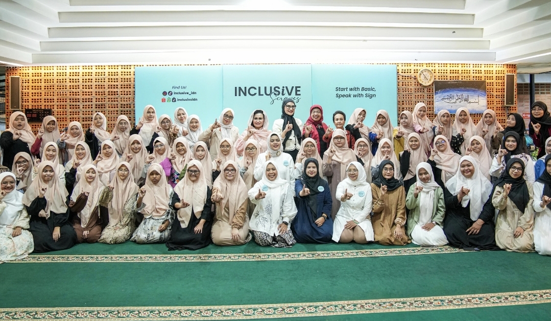 Angkie Yudistia, Merajut Inklusivitas Lewat Scarf dan Bahasa Isyarat