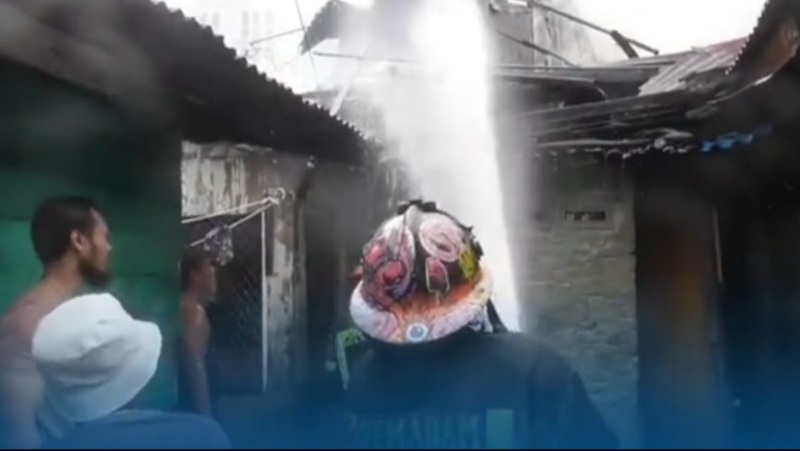 Empat Rumah Di Komplek PJKA Jl. Gaharu Medan Ludes Terbakar