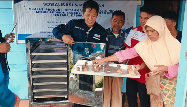 Unimed Tingkatkan Produksi Getah Gambir Di Desa Kentara