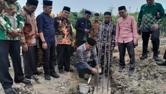 HM Subandi Lakukan Peletakan Batu Pertama Pembangunan Masjid PRM Tangkahan