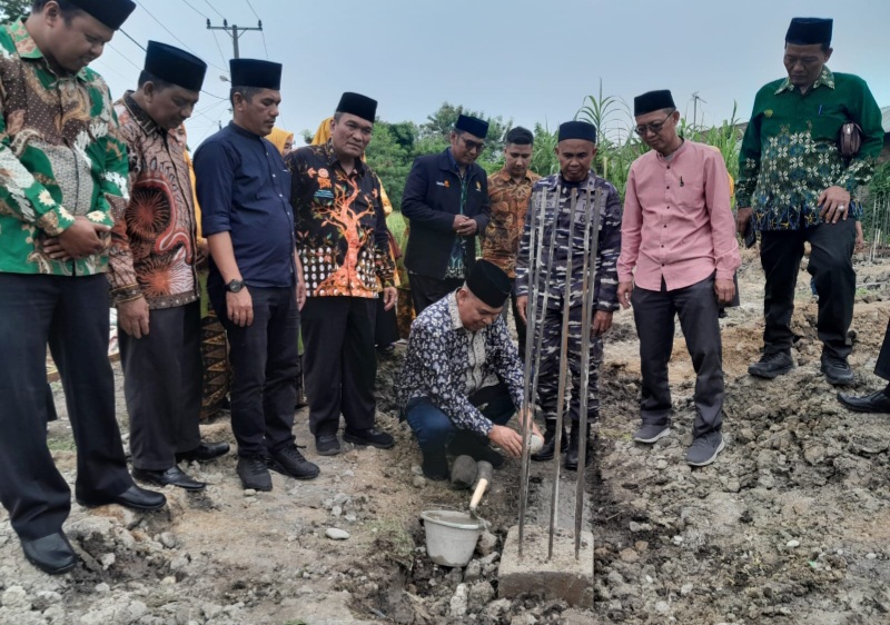 HM Subandi Lakukan Peletakan Batu Pertama Pembangunan Masjid PRM Tangkahan