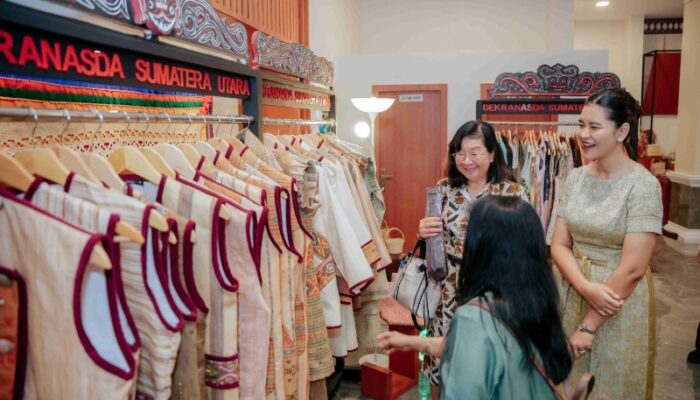 Kahiyang Ayu Perkenalkan Wastra Khas Sumut Kepada Istri Dubes AS