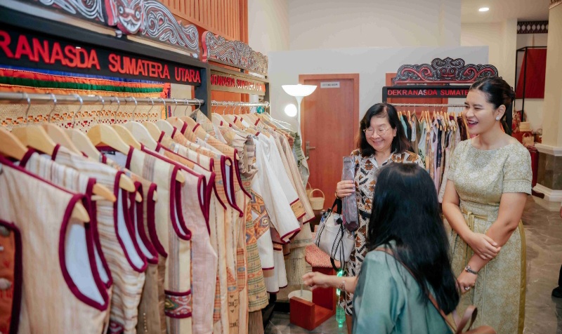 Kahiyang Ayu Perkenalkan Wastra Khas Sumut Kepada Istri Dubes AS