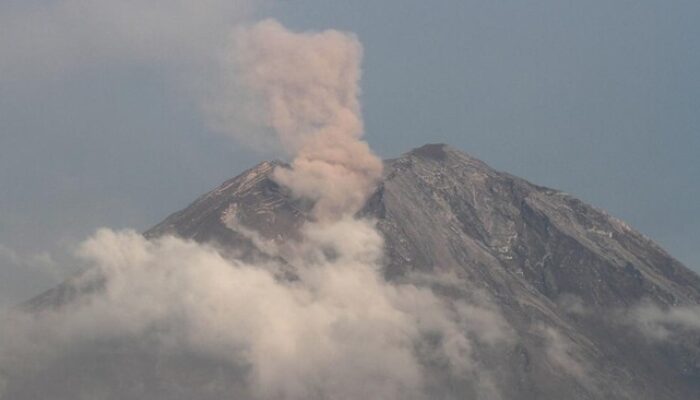 Semeru Erupsi 4 Kali Pagi Ini, Tinggi Letusan Capai 800 Meter