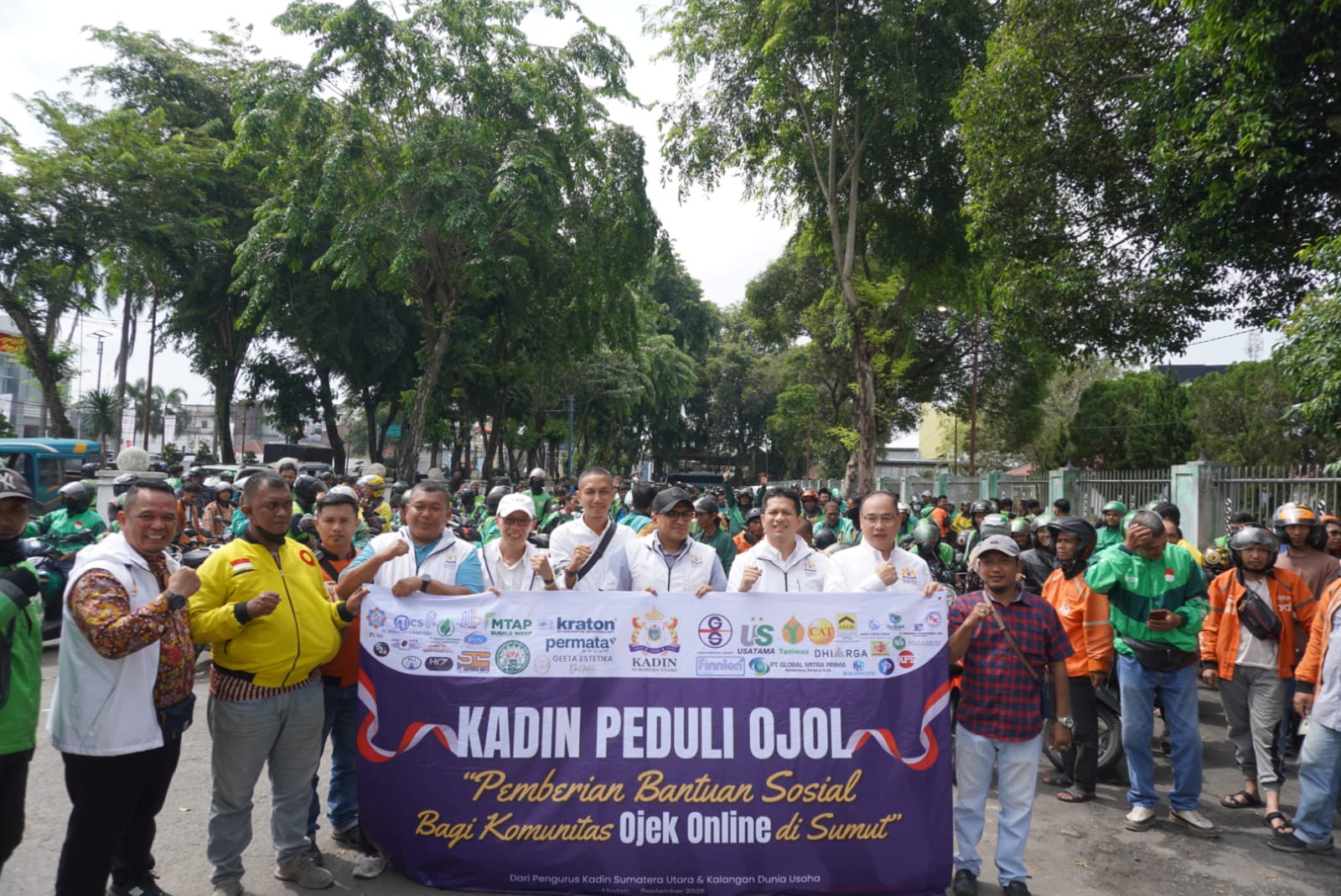 Kadin Sumut Peduli Ojol, Salurkan Bantuan Beras