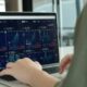 Meski IHSG anjlok lebih dari 2% akibat demonstrasi nasional, PT Indo Premier Sekuritas (IPOT) melihat peluang emas di tengah badai. Dengan foreign inflow masih mencapai Rp1,3 triliun pekan lalu, sekuritas terkemuka ini mengidentifikasi sektor-sektor yang justru akan meraup keuntungan dari ketidakpastian politik.