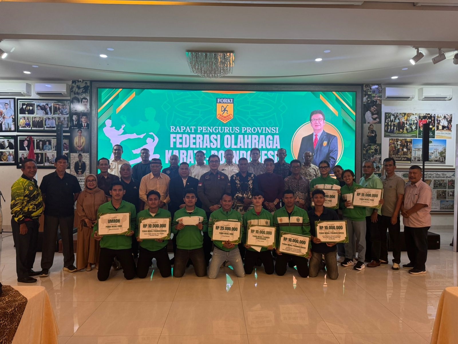 Lepas Karateka PON Beladiri 2025, Rahmat Shah Serahkan Tali Asih