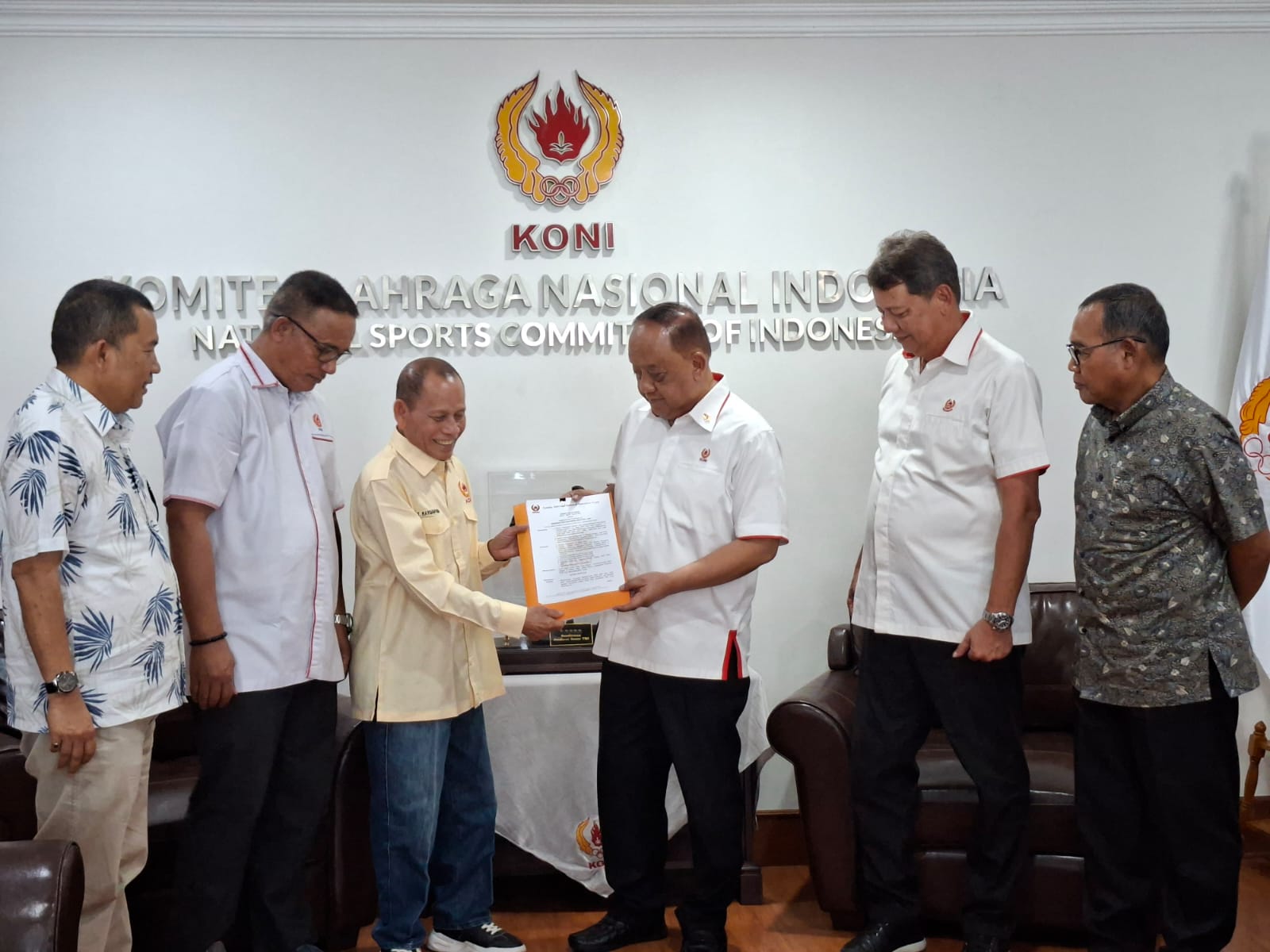 Marciano Serahkan SK KONI Aceh 2025–2029