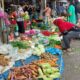 Harga sejumlah komoditas pangan di Sumatera Utara (Sumut) menunjukkan tren penurunan pada perdagangan hari ini, Rabu (15/10), terutama pada kelompok cabai dan sayuran hortikultura. Namun, potensi kenaikan harga beras mulai menguat menjelang akhir tahun.