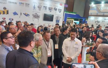 Ketua KADIN Sumut, Firsal Dida Mutyara bersama CEO Fireworks Trade Media Group Kenny Yong, Chairman PASPI Prof. Dr. Ir. Bungaran Saragih, MEc, Deputy Director RSPO Indonesia Dr. M. Windrawan Inantha, Chairman IPOB Sahat M. Sinaga, dan lainnya saat meninjau salah satu stand pameran di ajang Palmex Medan 2025.