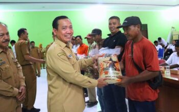 Pj Sekdako Tebingtinggi Salurkan Bantuan Benih Padi Inpari 32 untuk Swasembada Pangan